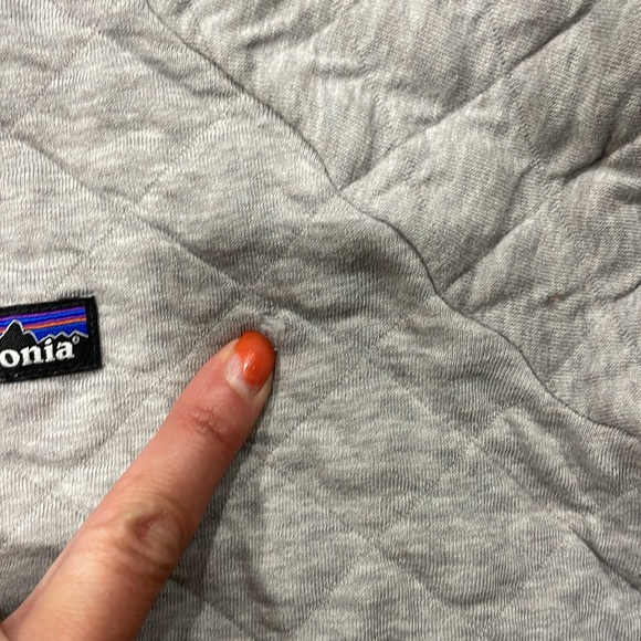 Grey quilted crew neck Patagonia sweat shirt in size large. - Picture 3 of 7